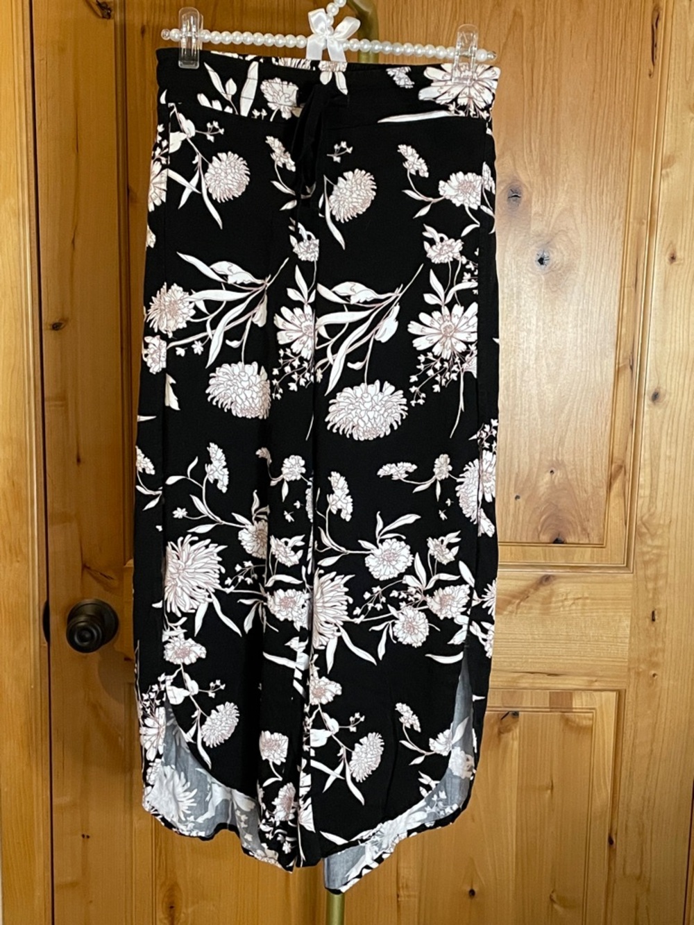 Maurice’s Black Floral side split yoga pants with White and Blush Print size S
